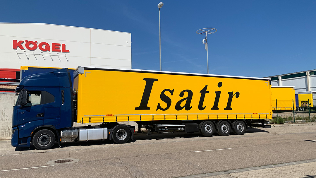 Qualität auf Rädern – Isatir erweitert seine Flotte um 20 Kögel Cargo mit FlexiUse-Aufbau